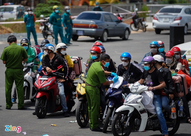 Ho Chi Minh City removed the last 51 checkpoints from 6pm on  October 26th