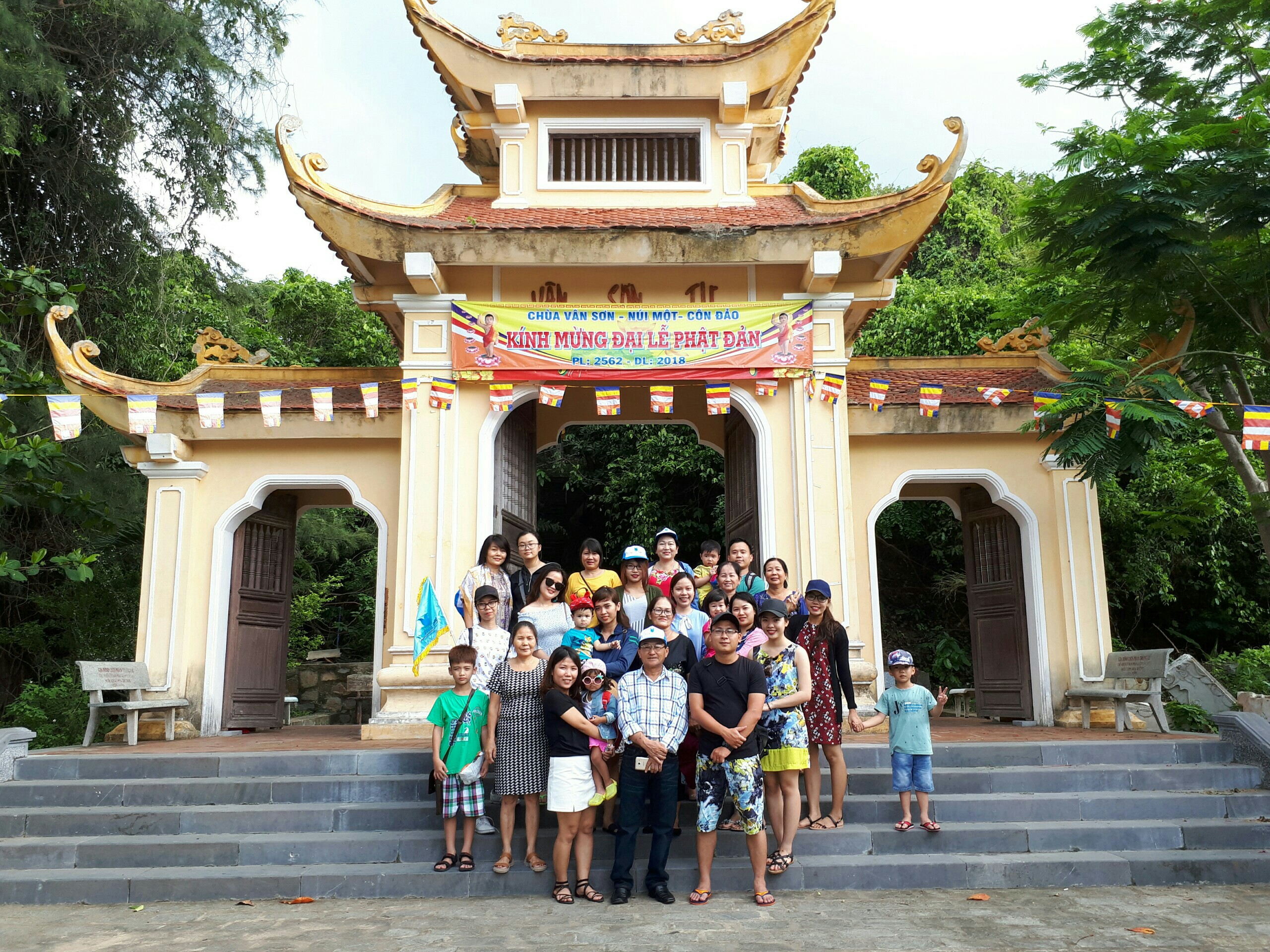Nhân ngày Gia đình Việt Nam, SCS tổ chức Tri ân các anh hùng liệt sỹ tại Côn đảo, động viên tinh thần tìm hiểu nguồn cội và gia tăng tình đoàn kết giữa các gia đình thành viên SCS