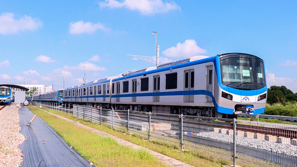 Đoàn tàu metro số 1 chạy thử trơn tru
